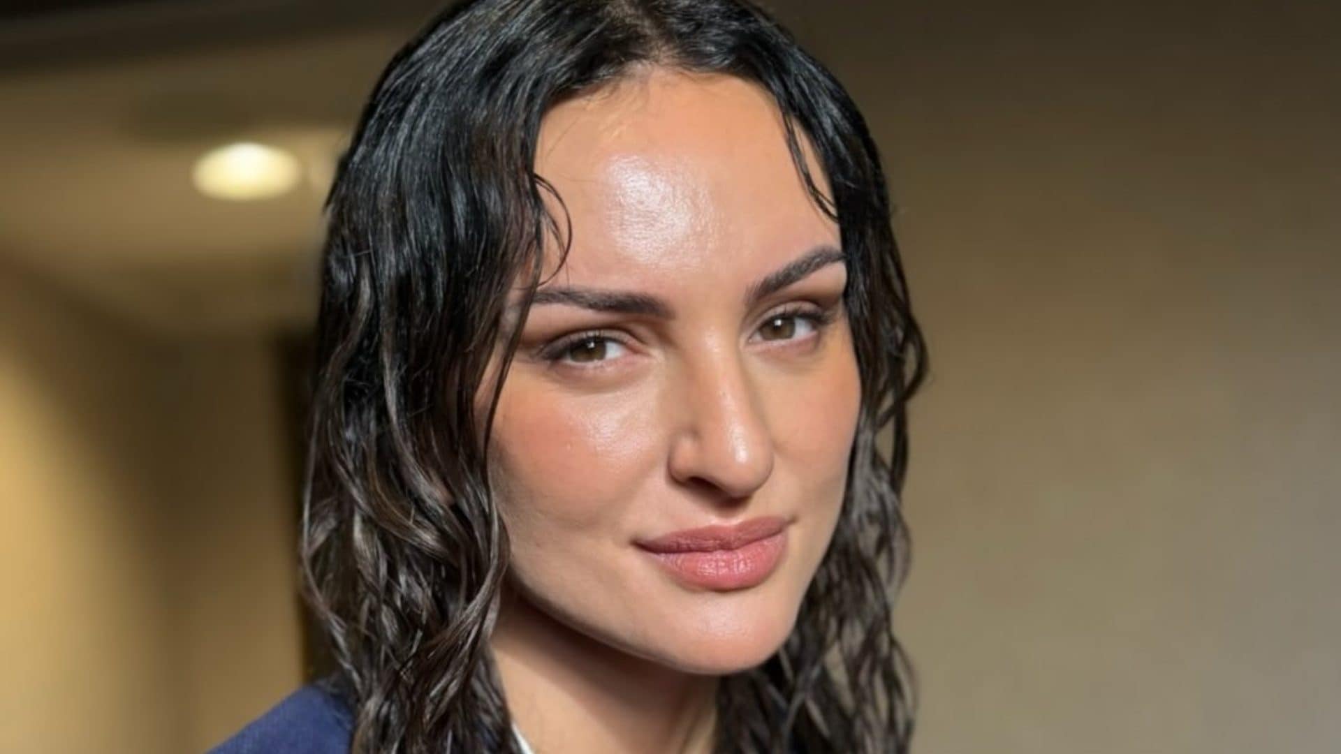 Arisa cambia look: a poche settimane da Sanremo sfoggia i capelli lunghi a effetto bagnato