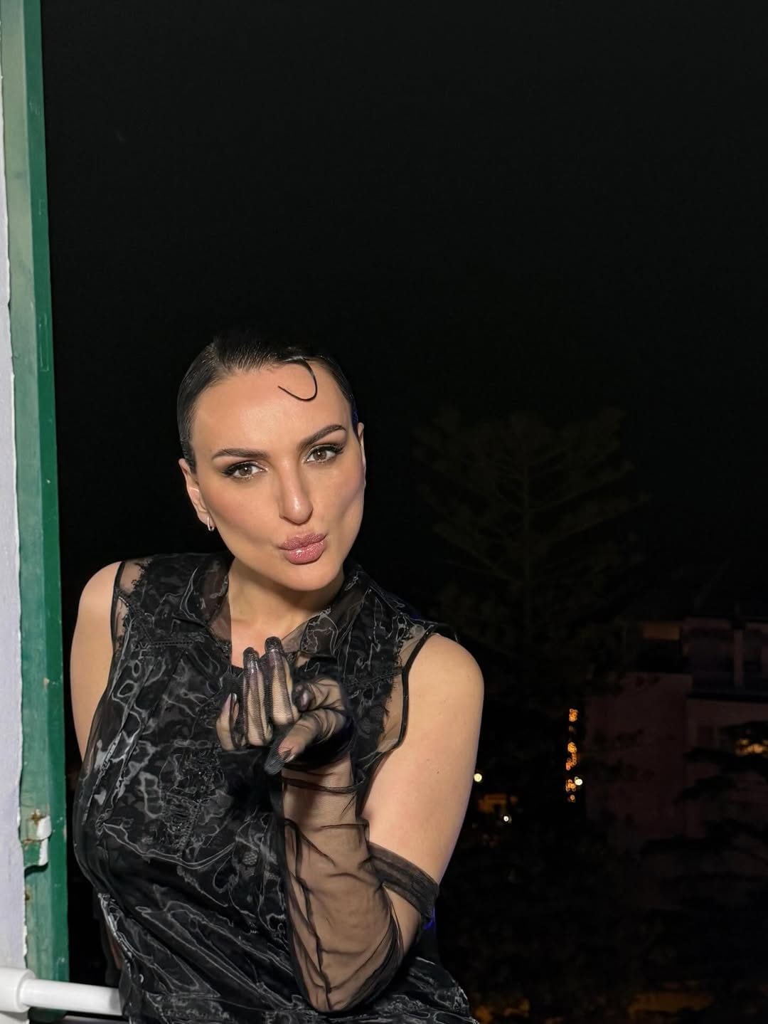 Il look di Arisa per l’annuncio del brano a Sarà Sanremo