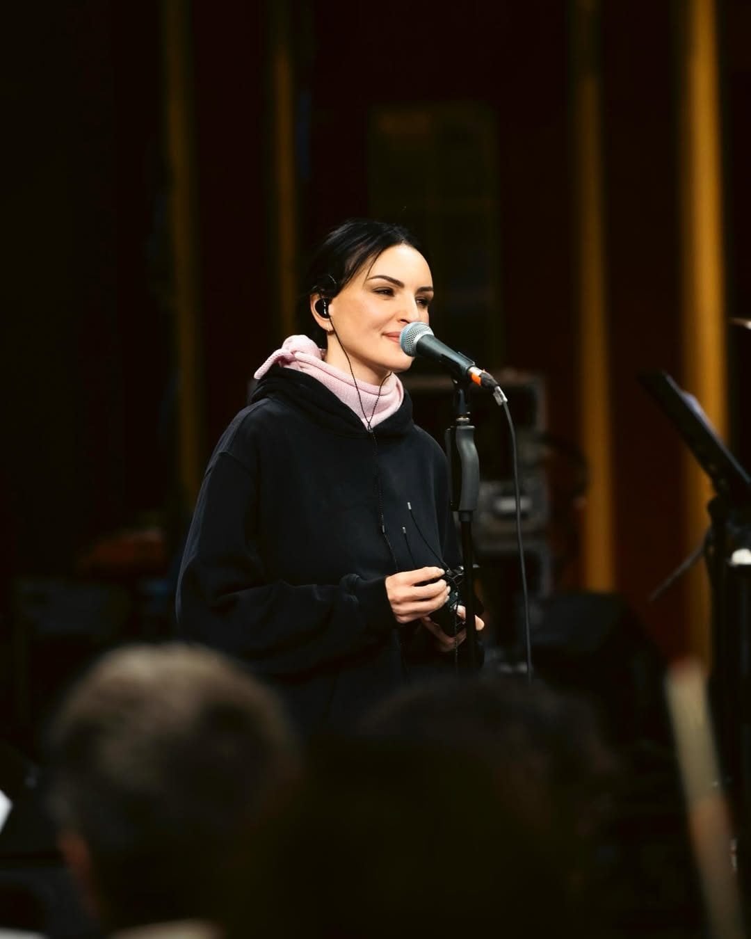 Arisa con triangle scraf durante una sessione di prove