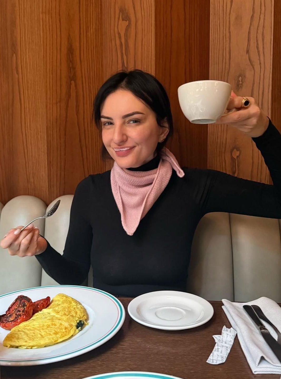 La triangle scarf rosa pastello indossata da Arisa