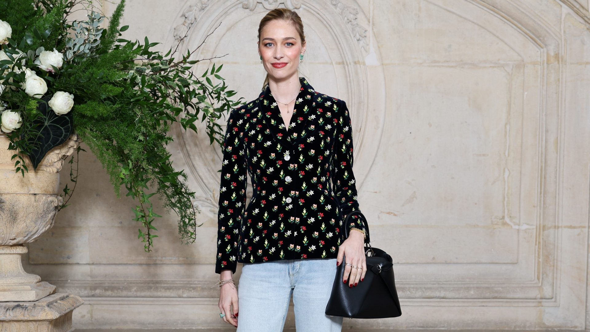 Beatrice Borromeo contro il dress code: alle sfilate di Parigi sfoggia i jeans