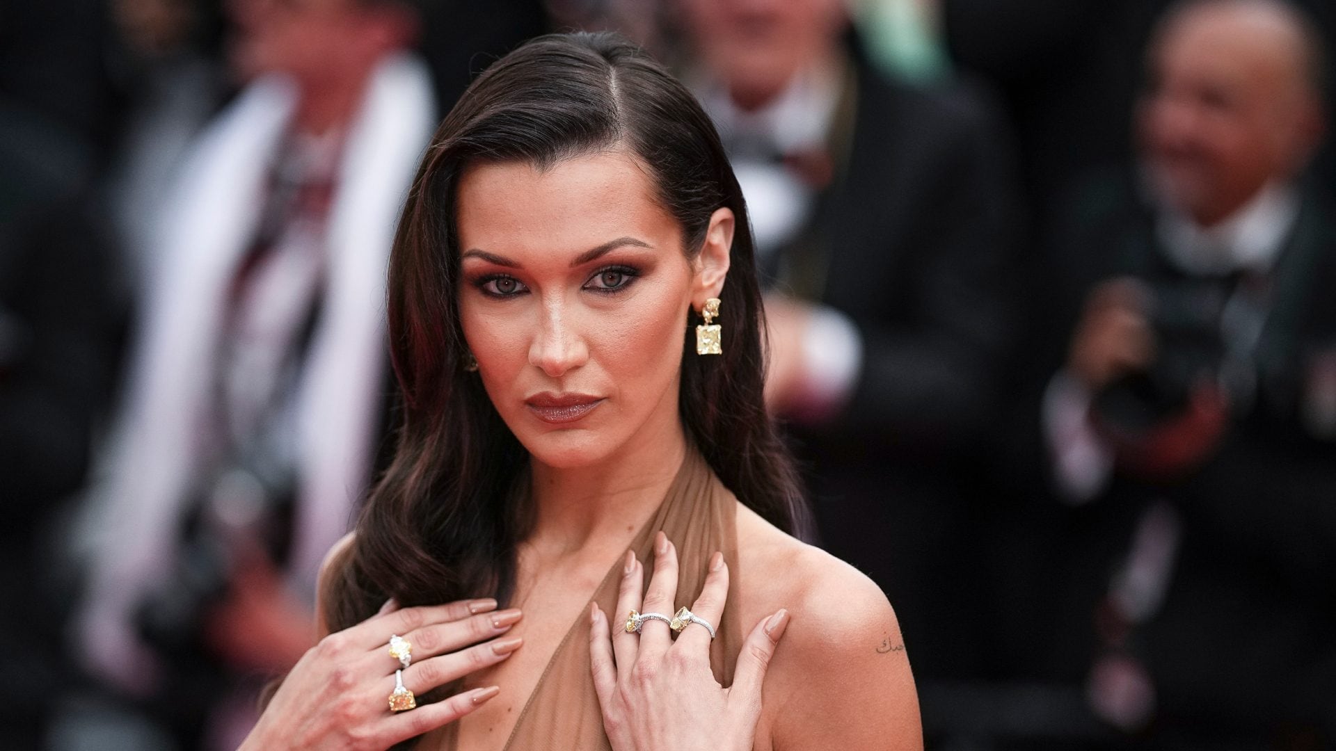 Bella Hadid contro Dolce&Gabbana per la sfilata poco inclusiva: "Le persone ancora sostengono il brand, è imbarazzante"