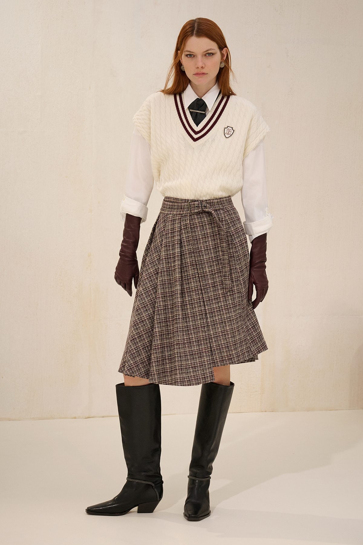 College look con gonna a pieghe e stivali Brunello Cucinelli