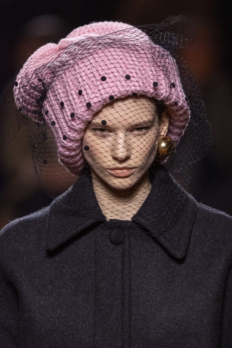 Pillbox e baschi in lana, sono questi i 7 cappelli di tendenza da ...