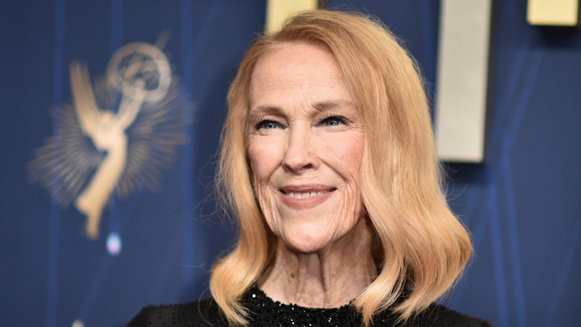 L'ultimo red carpet di Catherine O'Hara: si era ribellata agli stereotipi rifiutando la chirurgia estetica