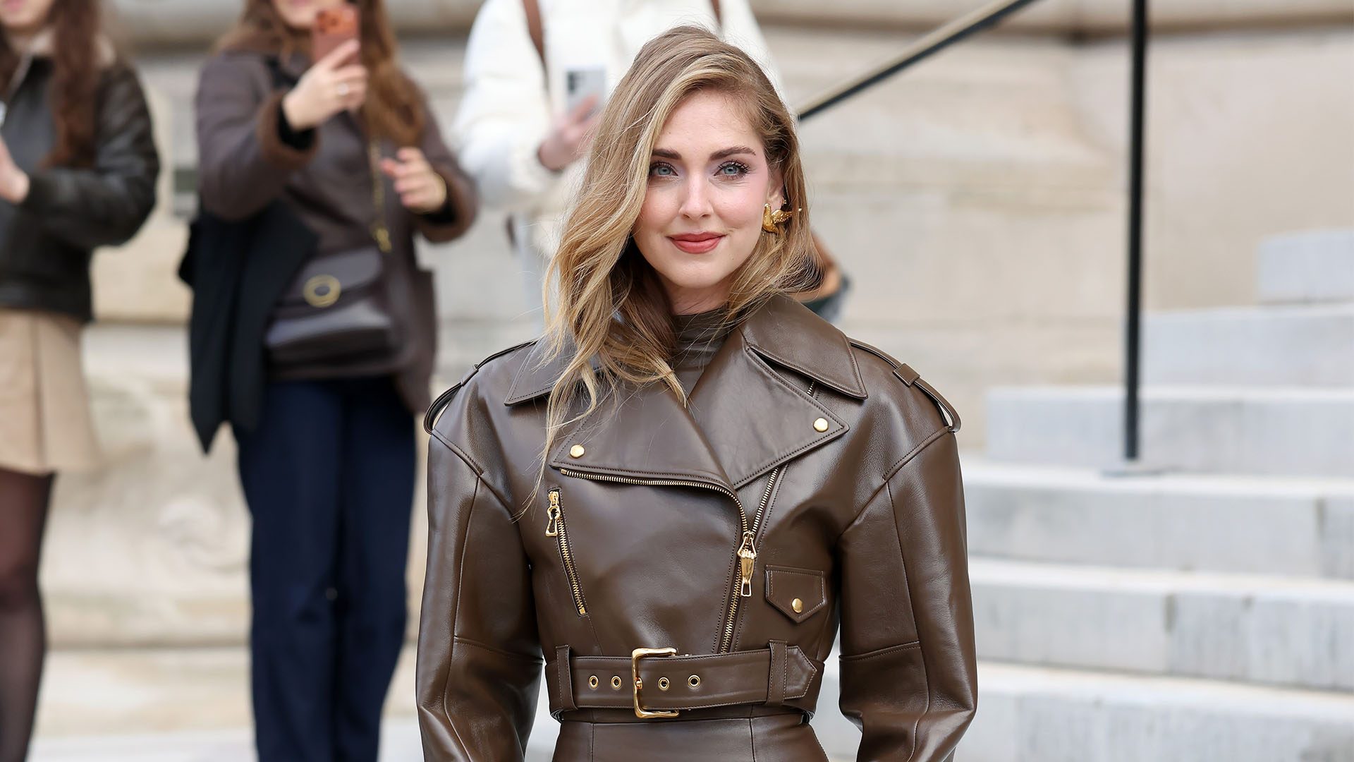 Chiara Ferragni a Parigi dopo il proscioglimento: colomba e serratura, i simboli nascosti nel look