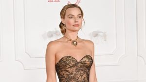 Margot Robbie, il significato della collana con incisione segreta