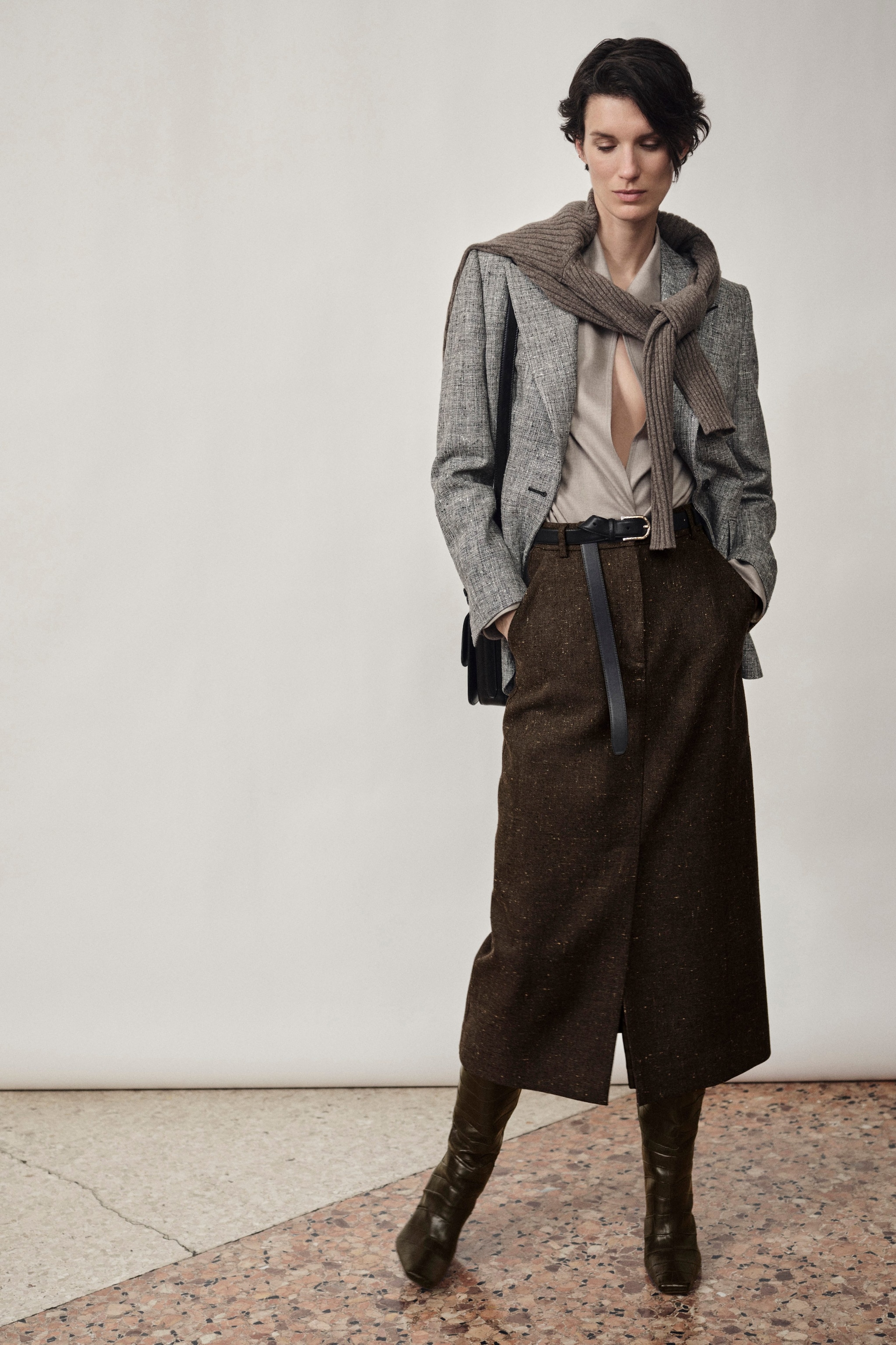 Look con gonna lunga e stivali Brioni