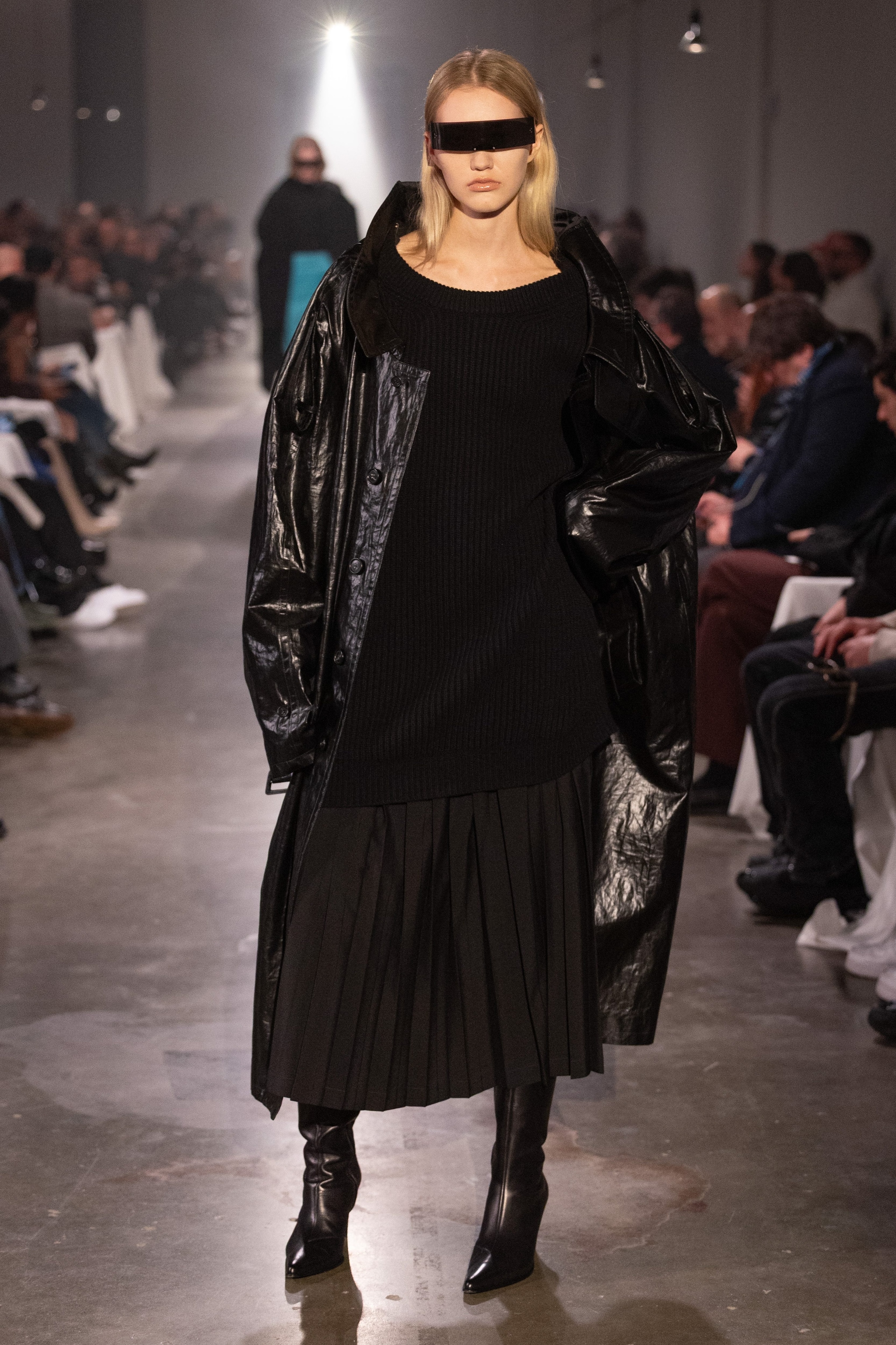 Look total black con stivali coordinati alla gonna MM6 Maison Margiela