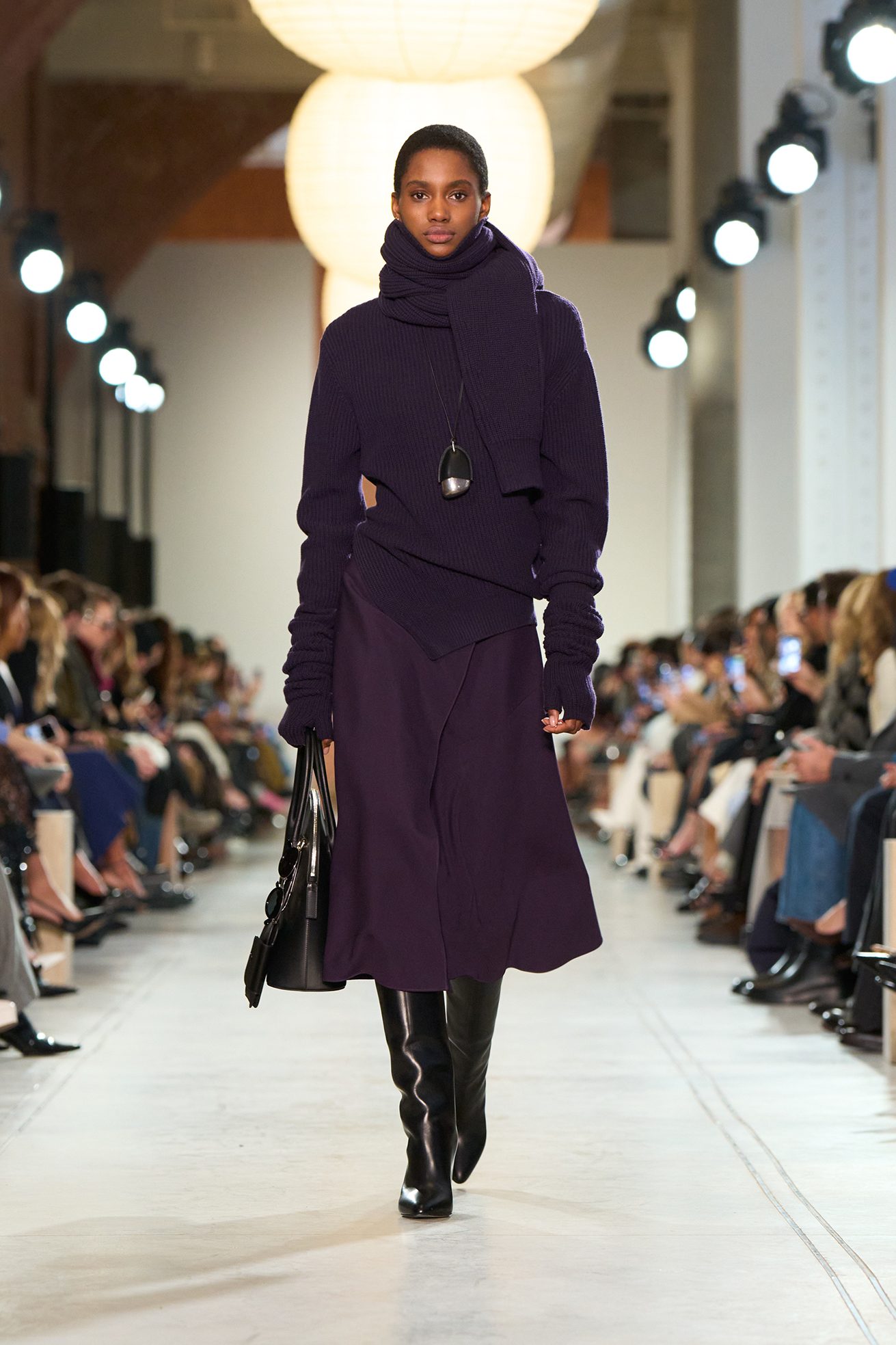 Gonna a ruota indossata su stivali nell’outfit invernale di Michael Kors Collection