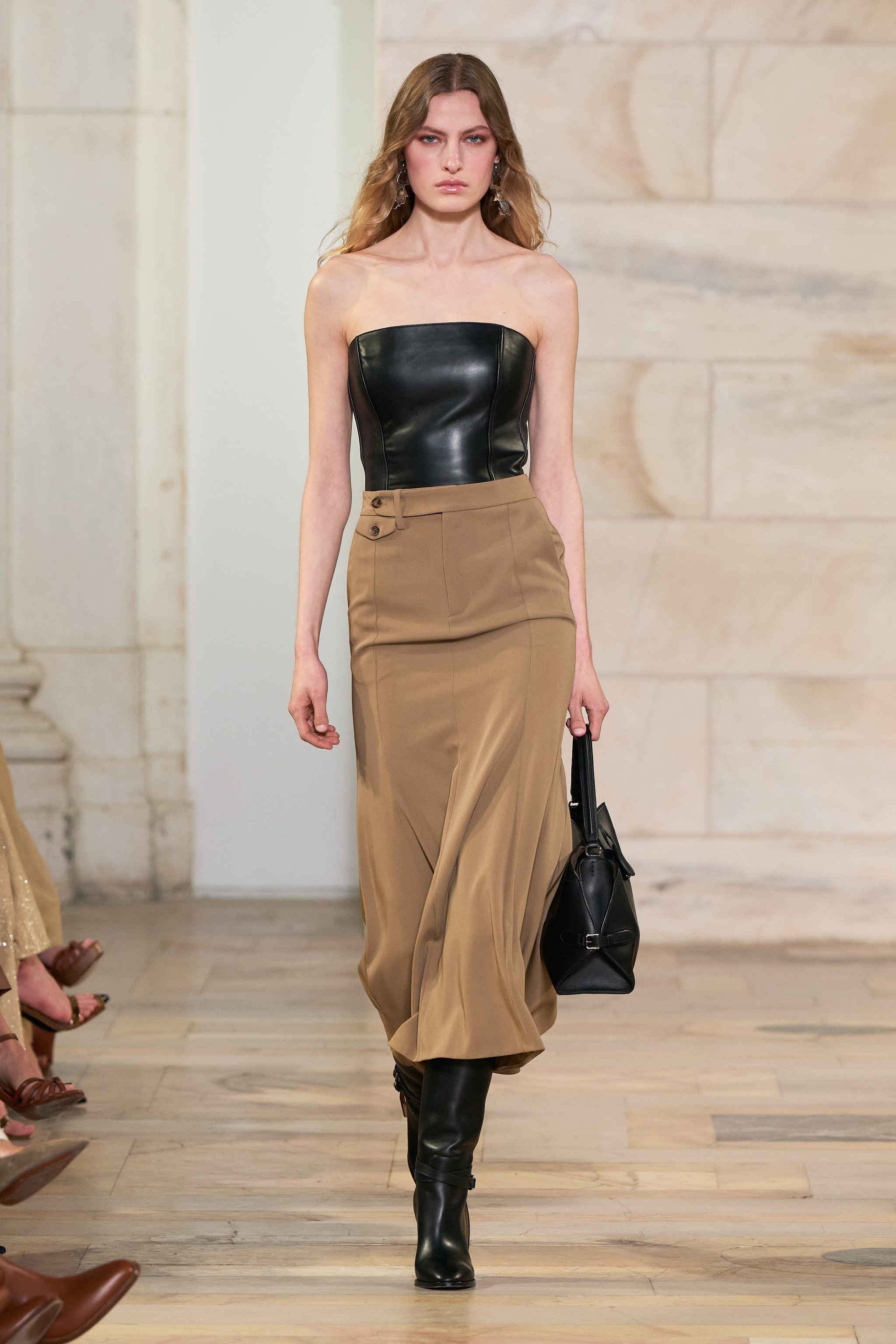 Look con gonna a tubo e stivali Ralph Lauren