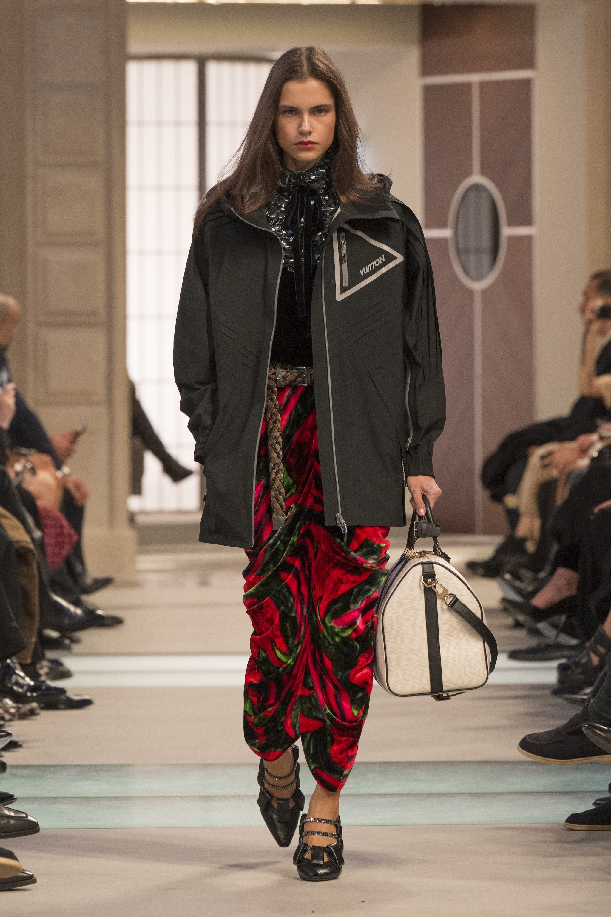 Un look dalla collezione invernale di Louis Vuitton