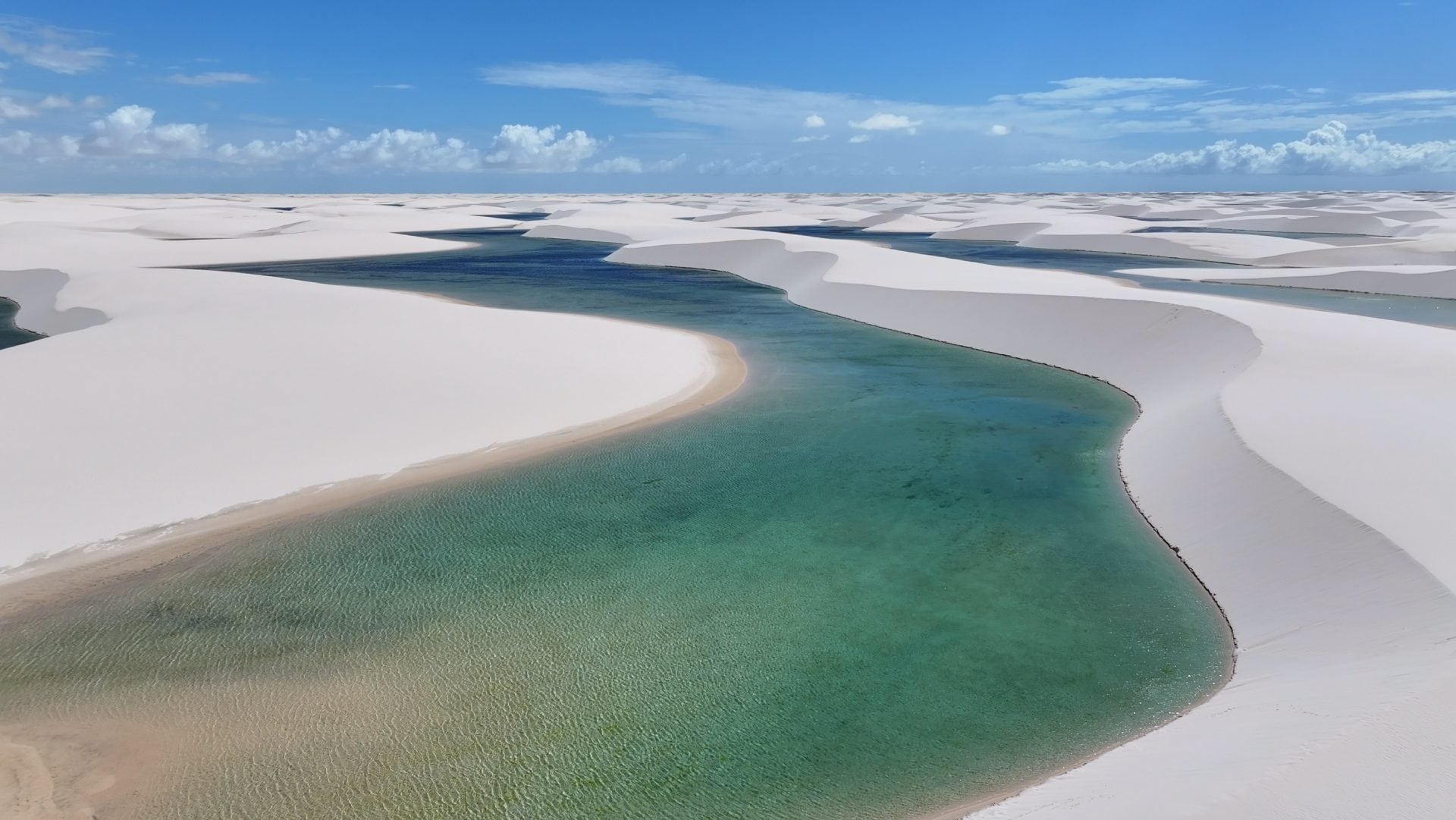 Dove si trova il deserto con le lagune blu (dove si può camminare a piedi nudi)