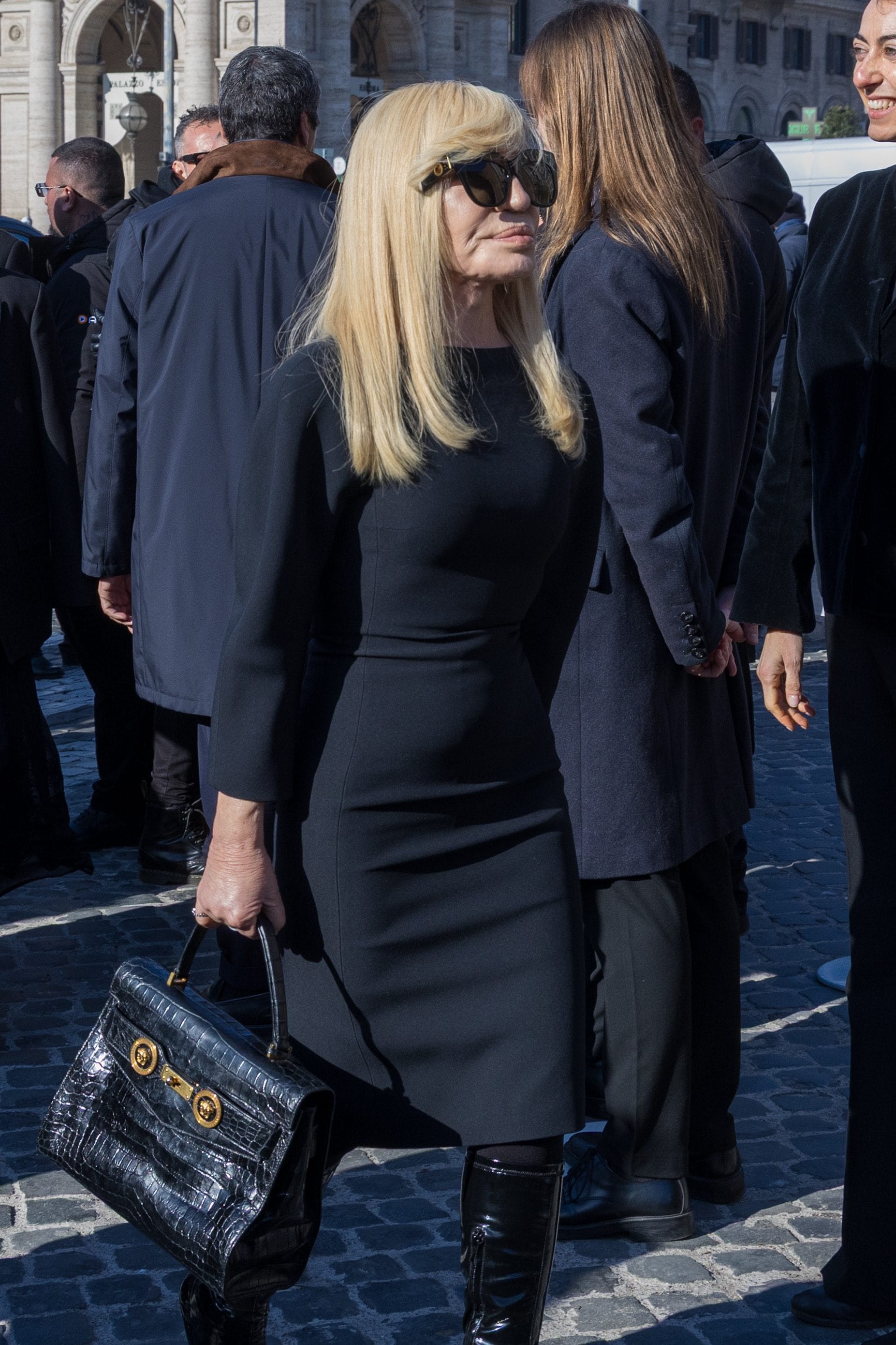 Donatella Versace ai funerali di Valentino Garavani