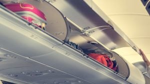 Dov'è che non dovresti mai riporre il cappotto in aereo