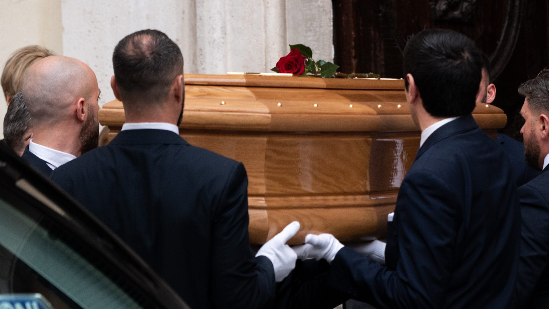 I funerali di Valentino Garavani, l’omelia del sacerdote: "Grazie per aver creato bellezza"