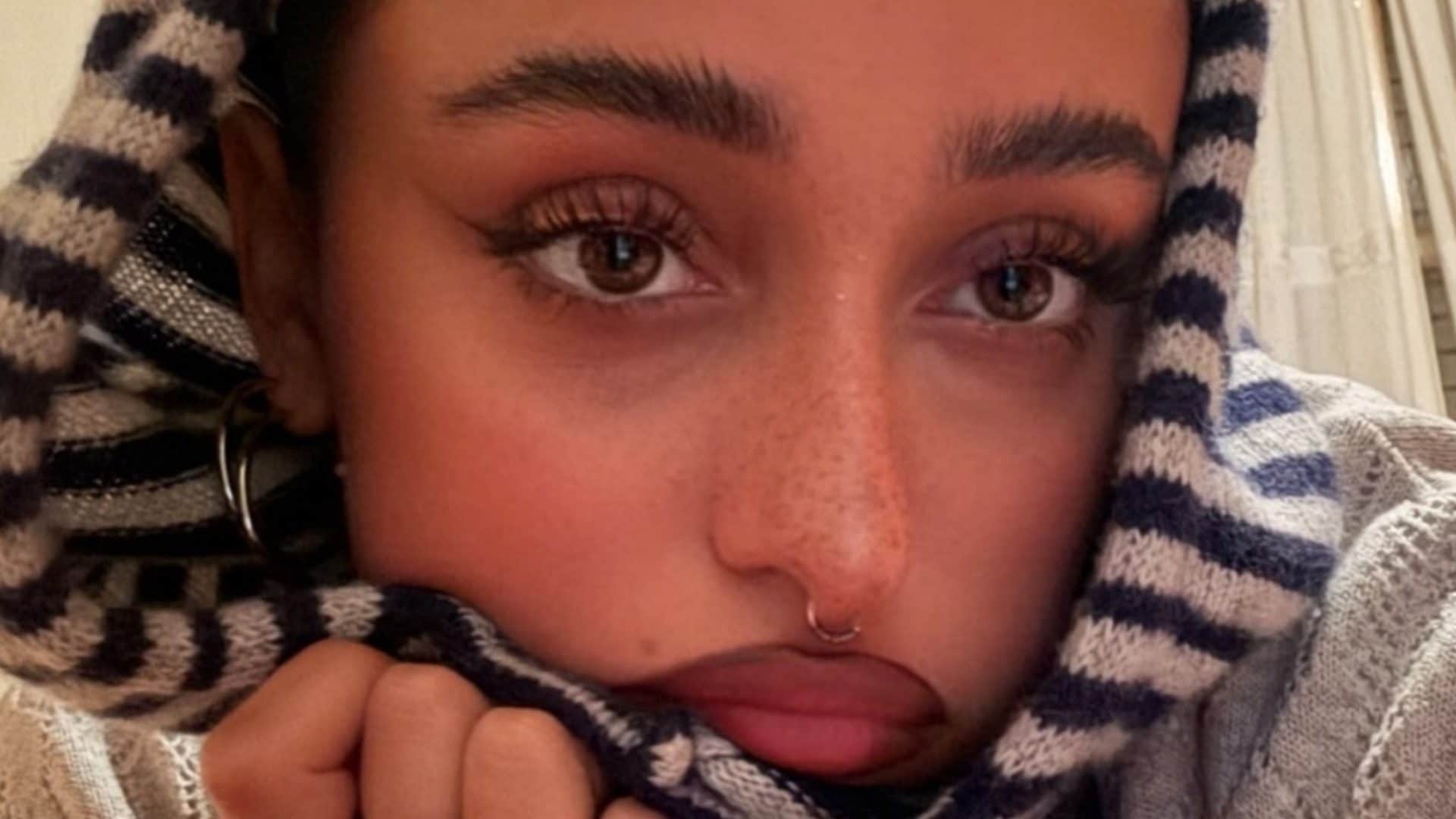 Giulia Stabile vola a Barcellona e sfoggia un nuovo look: ora ha il piercing al setto