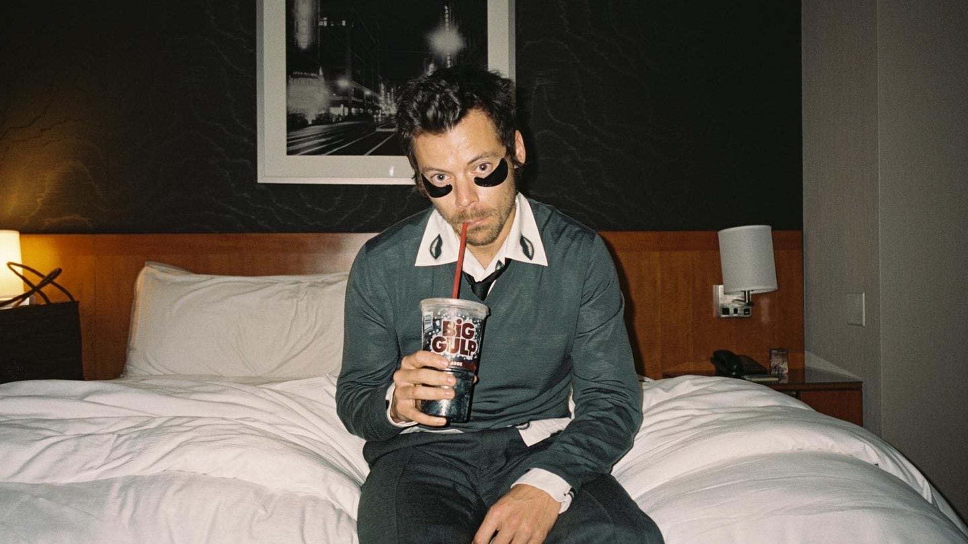 Harry Styles lancia il nuovo singolo Aperture con le patch anti-occhiaie e i "baci" sul colletto