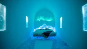 L’hotel di ghiaccio più a nord del mondo: quanto cosa dormire nelle camere che ogni anno si sciolgono