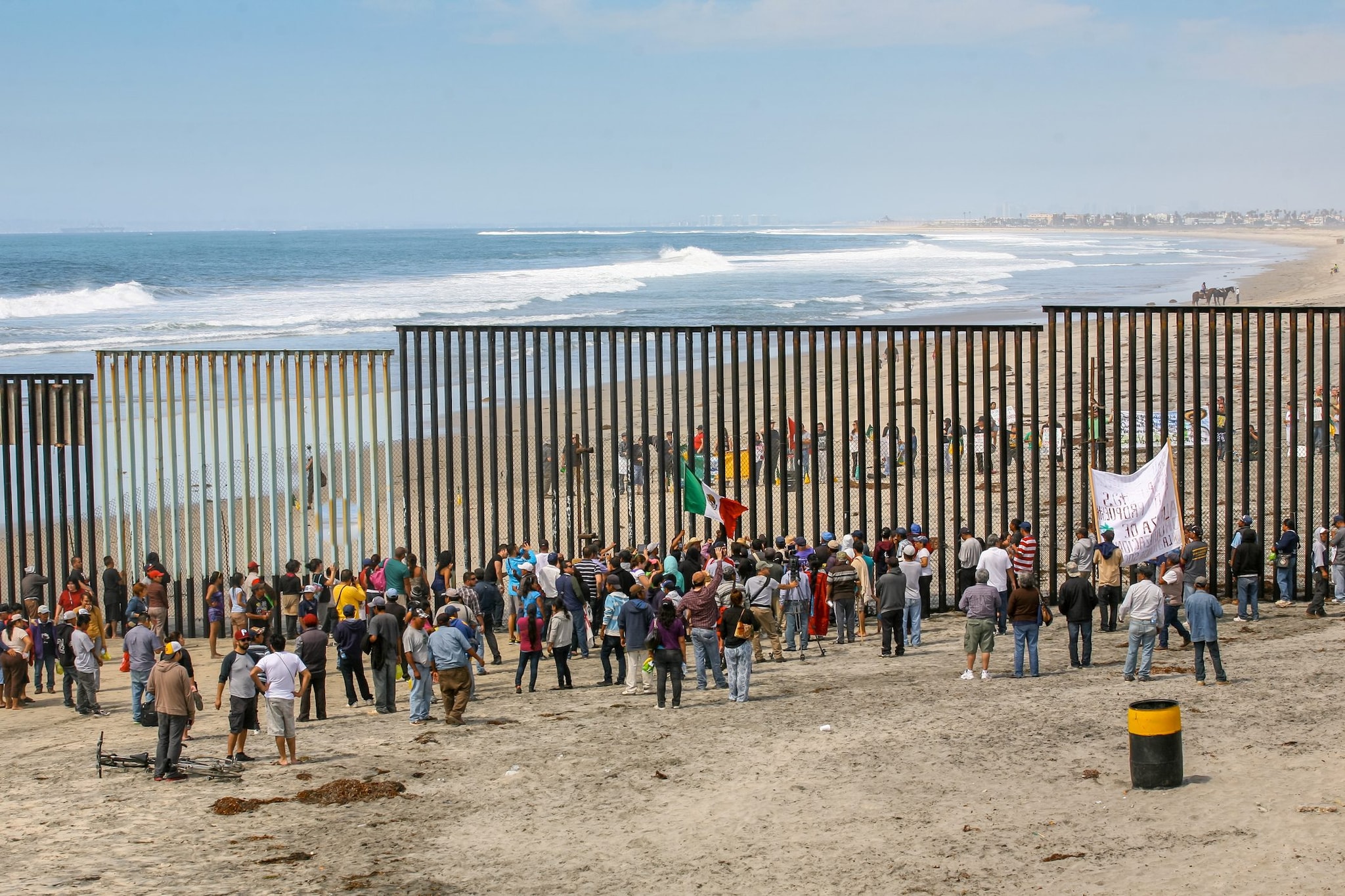 I lati del muro di confine tra Stati Uniti e Messico a Tijuana Beach