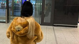 Isabel Totti in partenza con mamma Ilary Blasi: è adorabile col cappotto orsetto