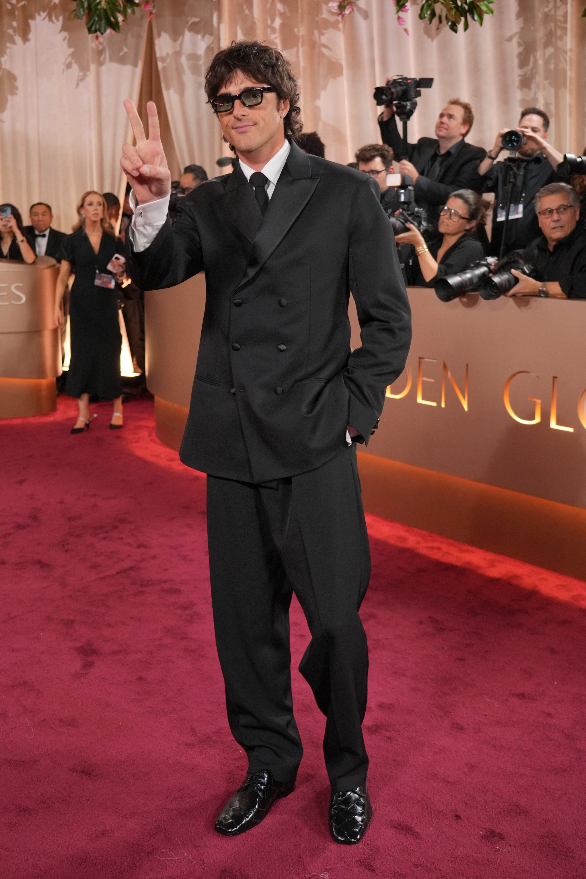 Jacob Elordi in Bottega Veneta con gioielli Cartier