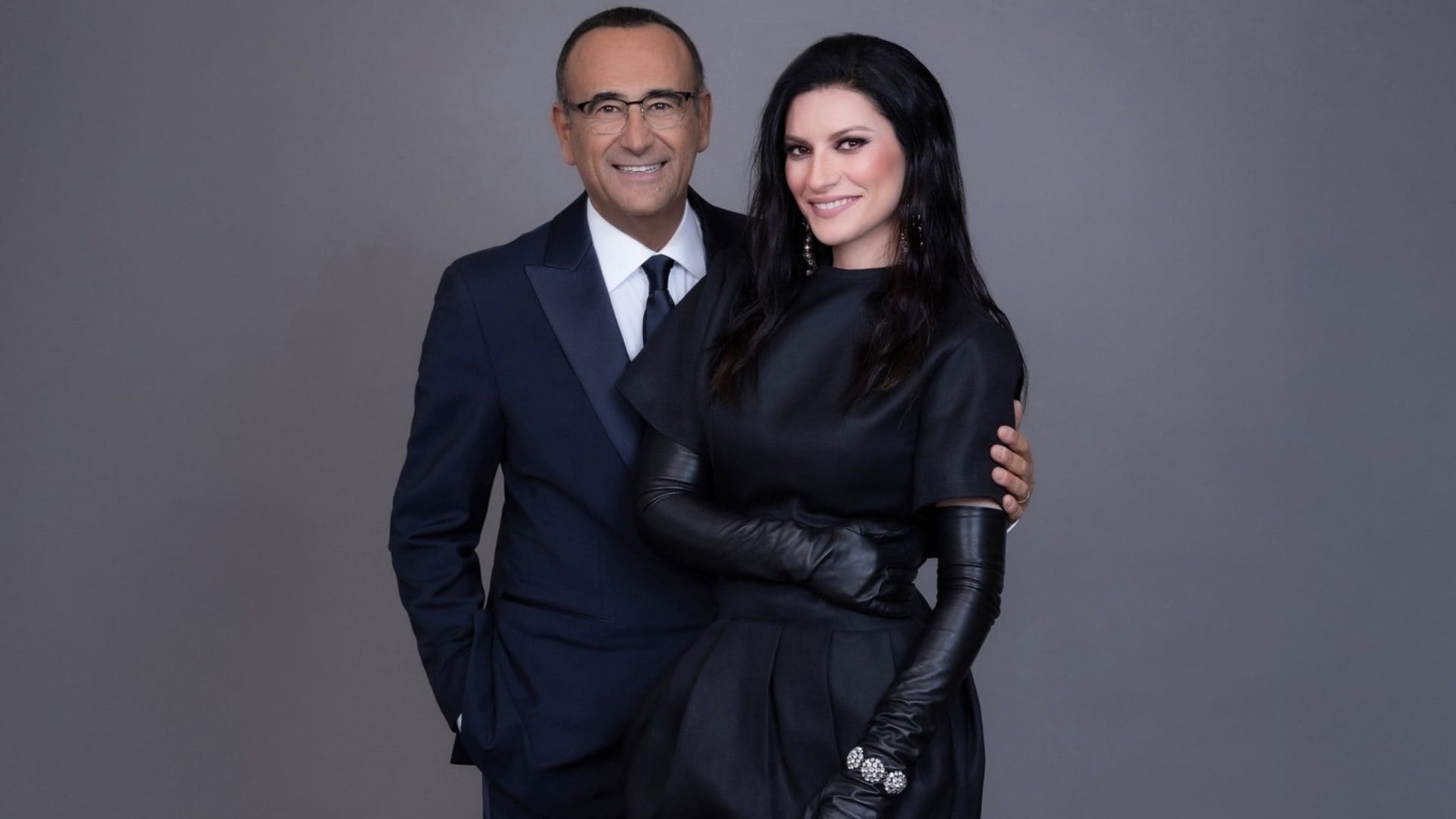 Laura Pausini co-conduttrice di Sanremo 2026: chi ha firmato il look coi guanti scelto per l'annuncio