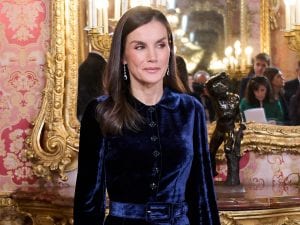 letizia-di-spagna-abito-velluto-blu-significato-300x225.jpg
