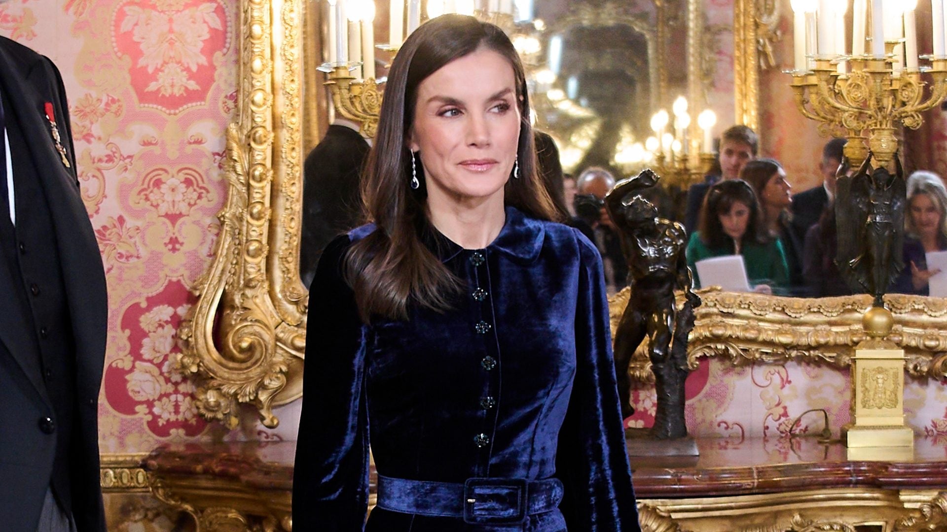 Letizia di Spagna segue il trend del velluto: perché si è vestita di blu