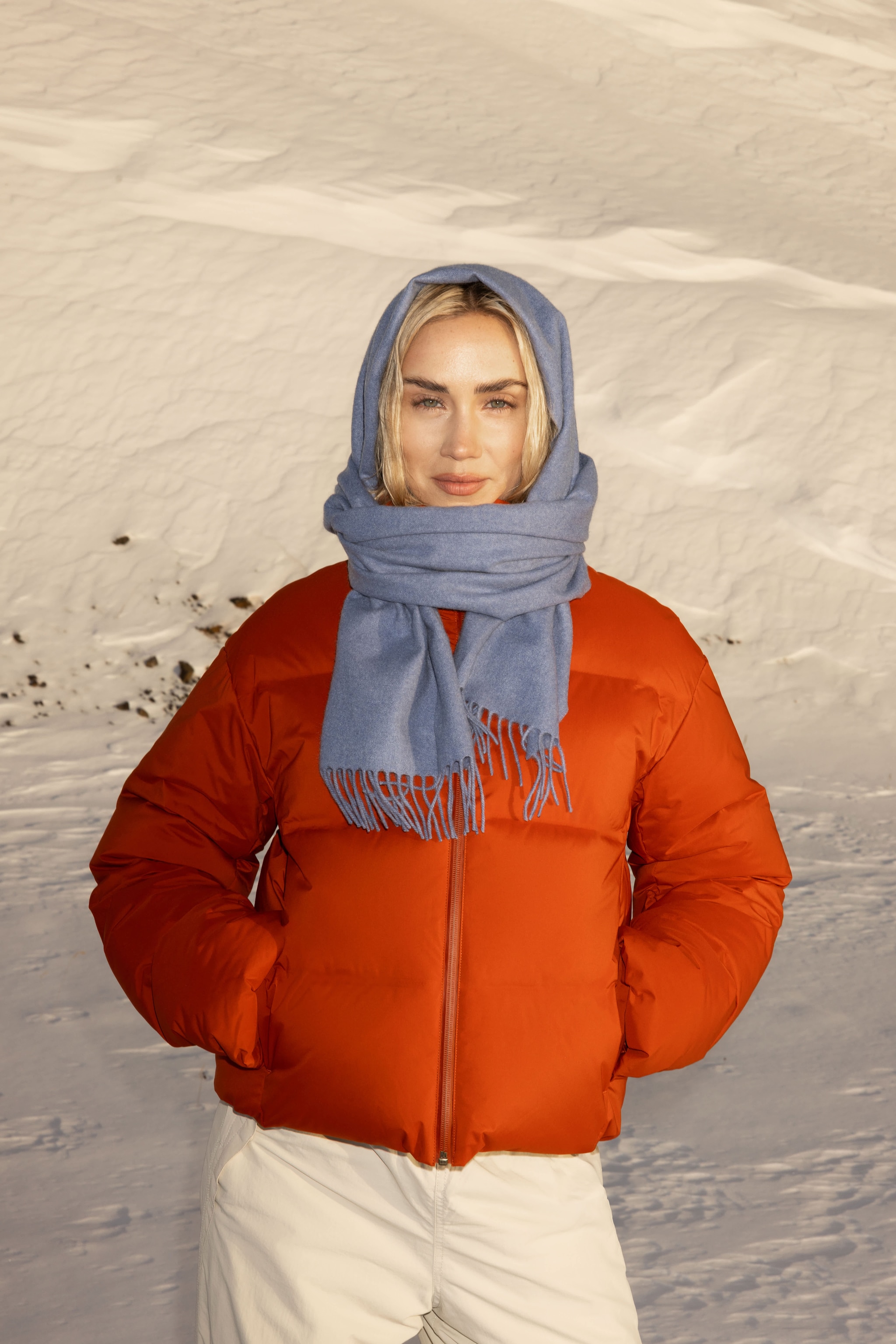 Sciarpa avvolta intorno a collo e testa nella campagna di Uniqlo