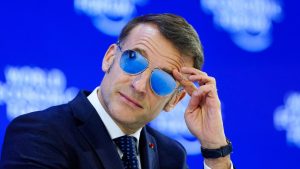 Gli occhiali da sole di Macron vanno a ruba: chi ha firmato e quanto costa il modello alla "Top Gun"