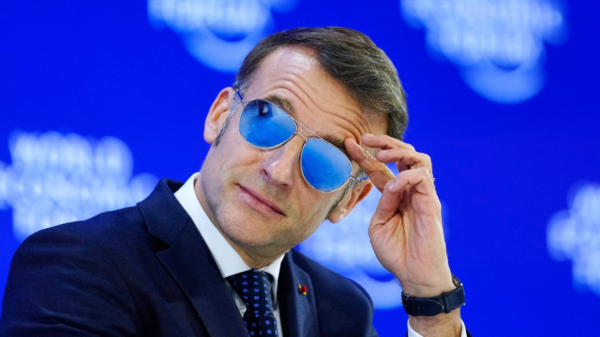 Gli occhiali da sole di Macron vanno a ruba: chi ha firmato e quanto costa il modello alla "Top Gun"