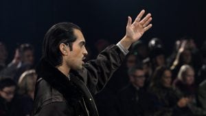 Mahmood in passerella, la sfilata diventa uno show e presenta una nuova canzone