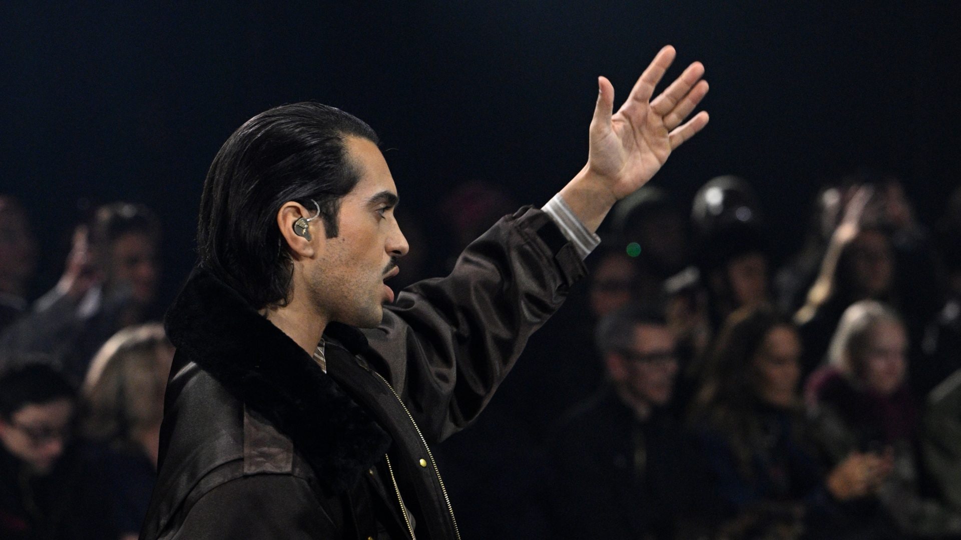 Mahmood in passerella, la sfilata diventa uno show e presenta a sorpresa una nuova canzone