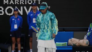 Il significato del look di Naomi Osaka: la tennista in campo stupisce vestita da medusa