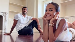 La casa di Giorgia Palmas e Filippo Magnini: camino in salone e cucina contemporanea