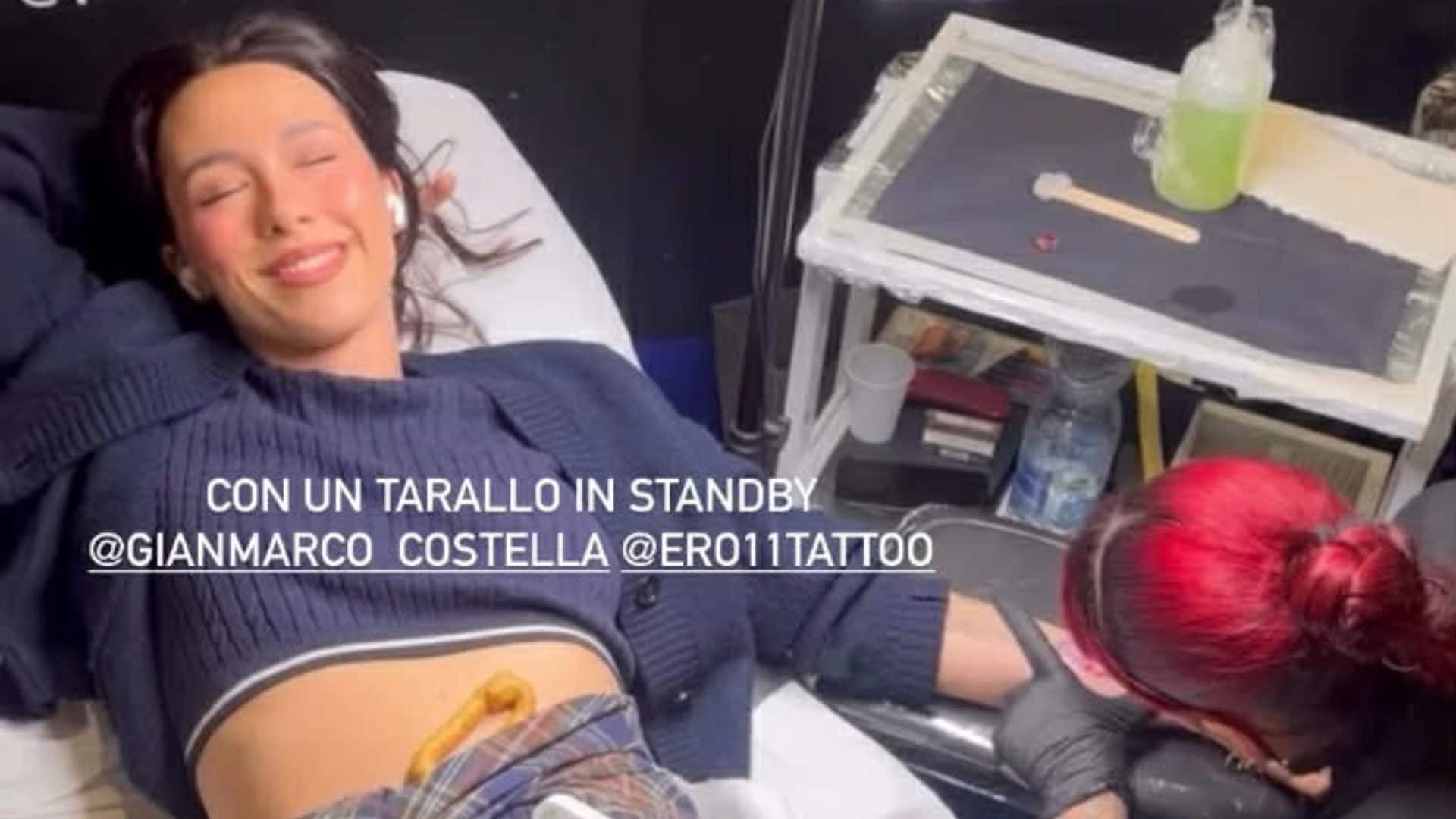 Il nuovo tatuaggio di Aurora Ramazzotti: qual è il significato del dragone rosso sul braccio
