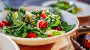 Perché dovresti sempre mangiare un’insalata prima dei pasti