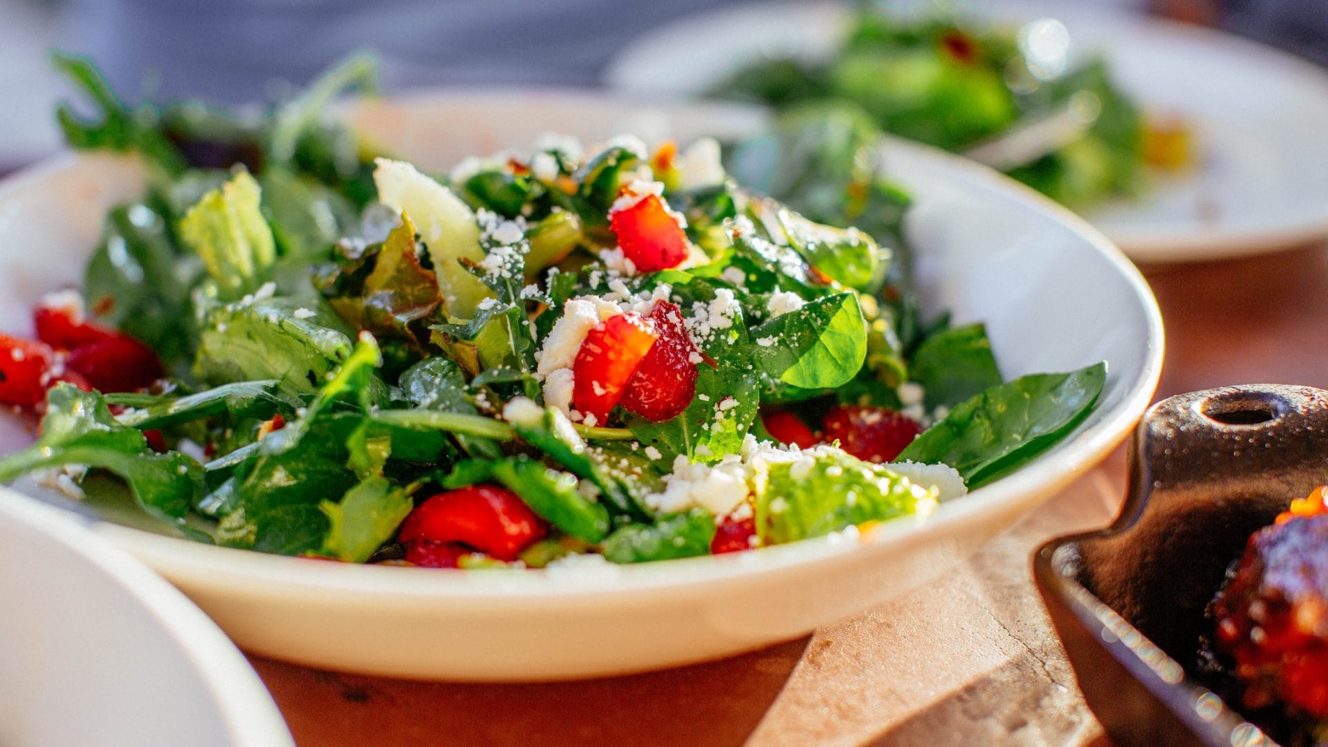 Perché dovresti sempre mangiare un’insalata prima dei pasti