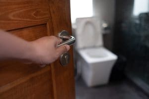 Perché gli hotel stanno eliminando le porte dei bagni nelle camere