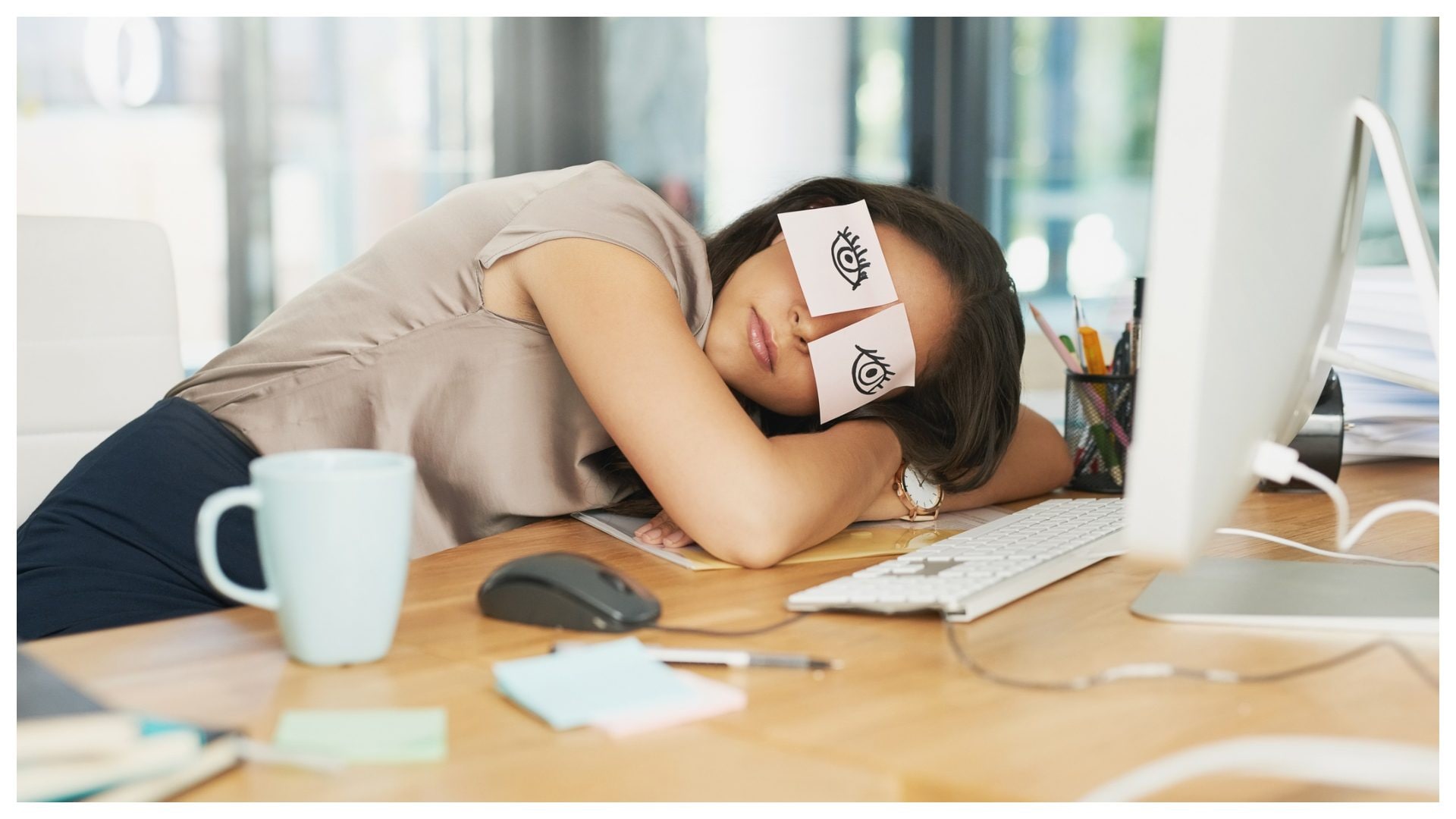 Cos’è il power nap, ce lo spiega un neurologo “Il pisolino pomeridiano oltre i 30 minuti è dannoso”