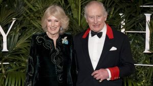 Carlo e Camilla alla prima del documentario "reale": qual è il significato simbolico dei loro look