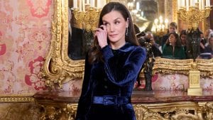 La lezione di eleganza di Letizia di Spagna: il velluto è d'obbligo per un look da regina