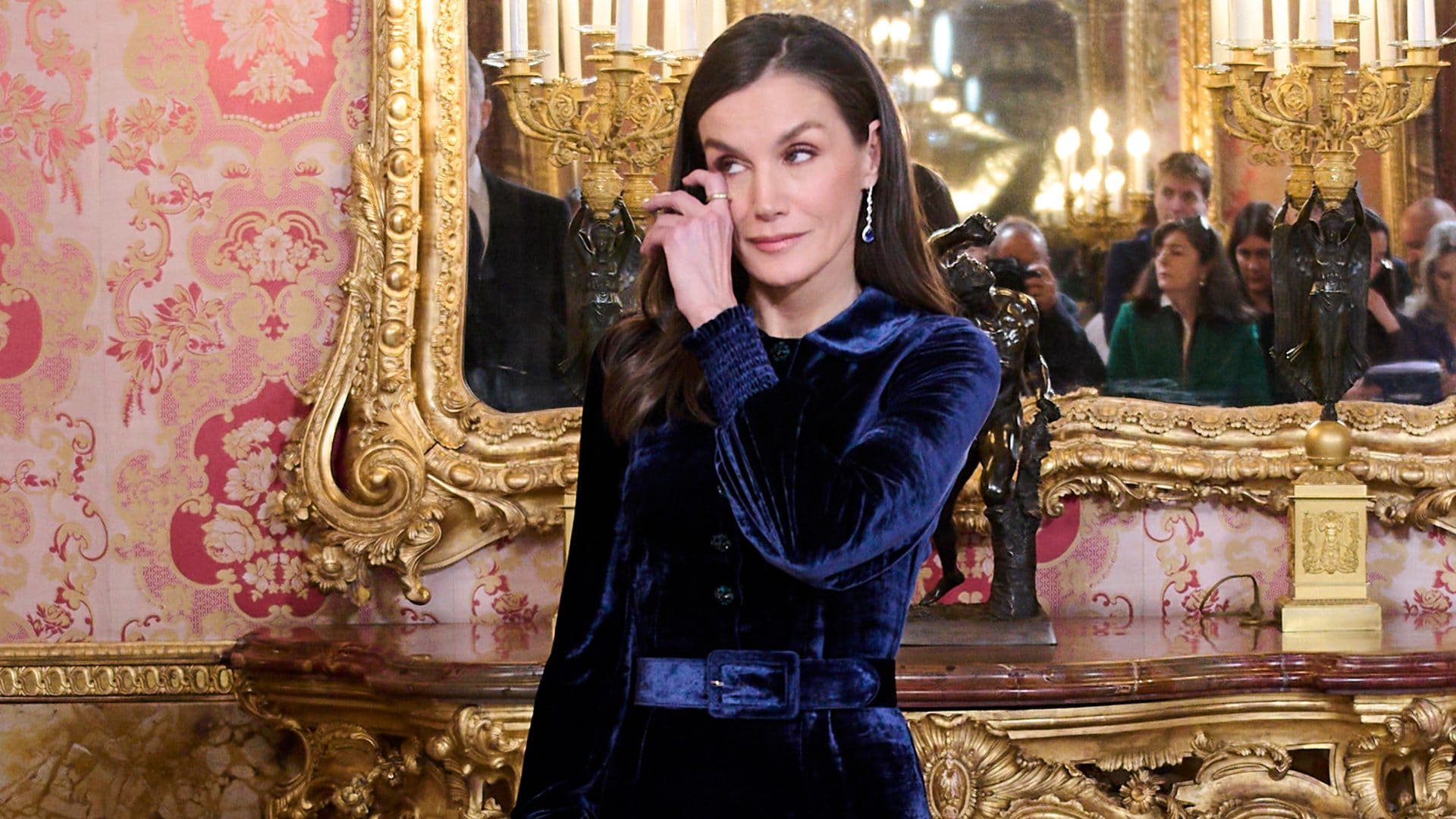 La lezione di eleganza di Letizia di Spagna: il velluto è d'obbligo per un look da regina