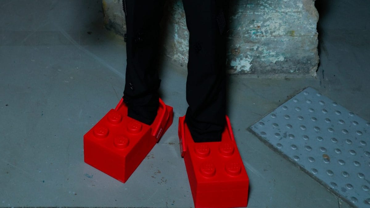Tommy Cash indossa LEGO Brick Clog