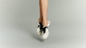 Tutti pazzi per le sneaker ballerina: lo street style incontra il balletto nel trend Primavera/Estate 2026 