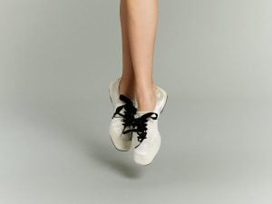 Tutti pazzi per le sneaker ballerina: lo street style incontra il balletto nel trend Primavera/Estate 2026