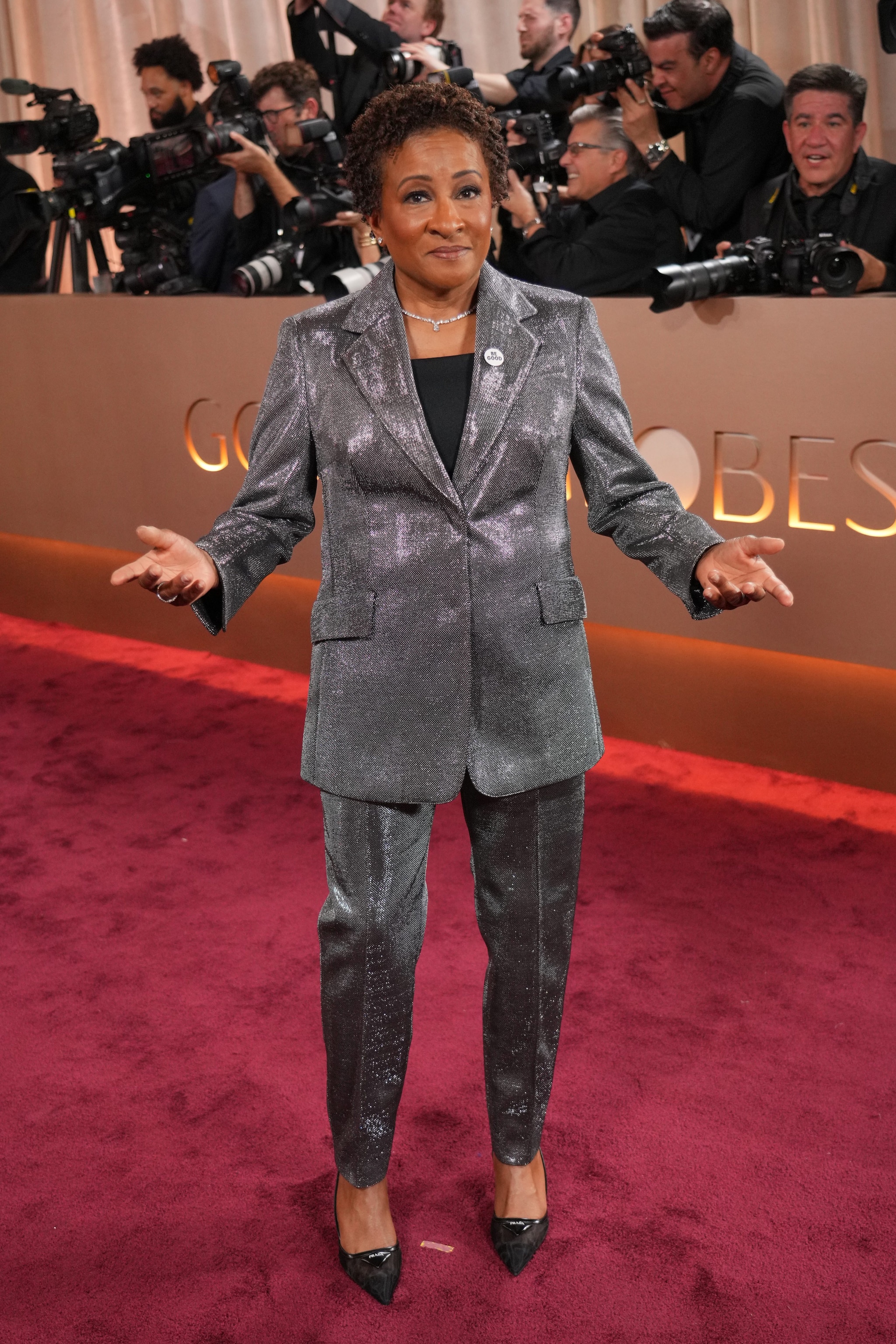 Wanda Sykes con la spilla "Be Good"