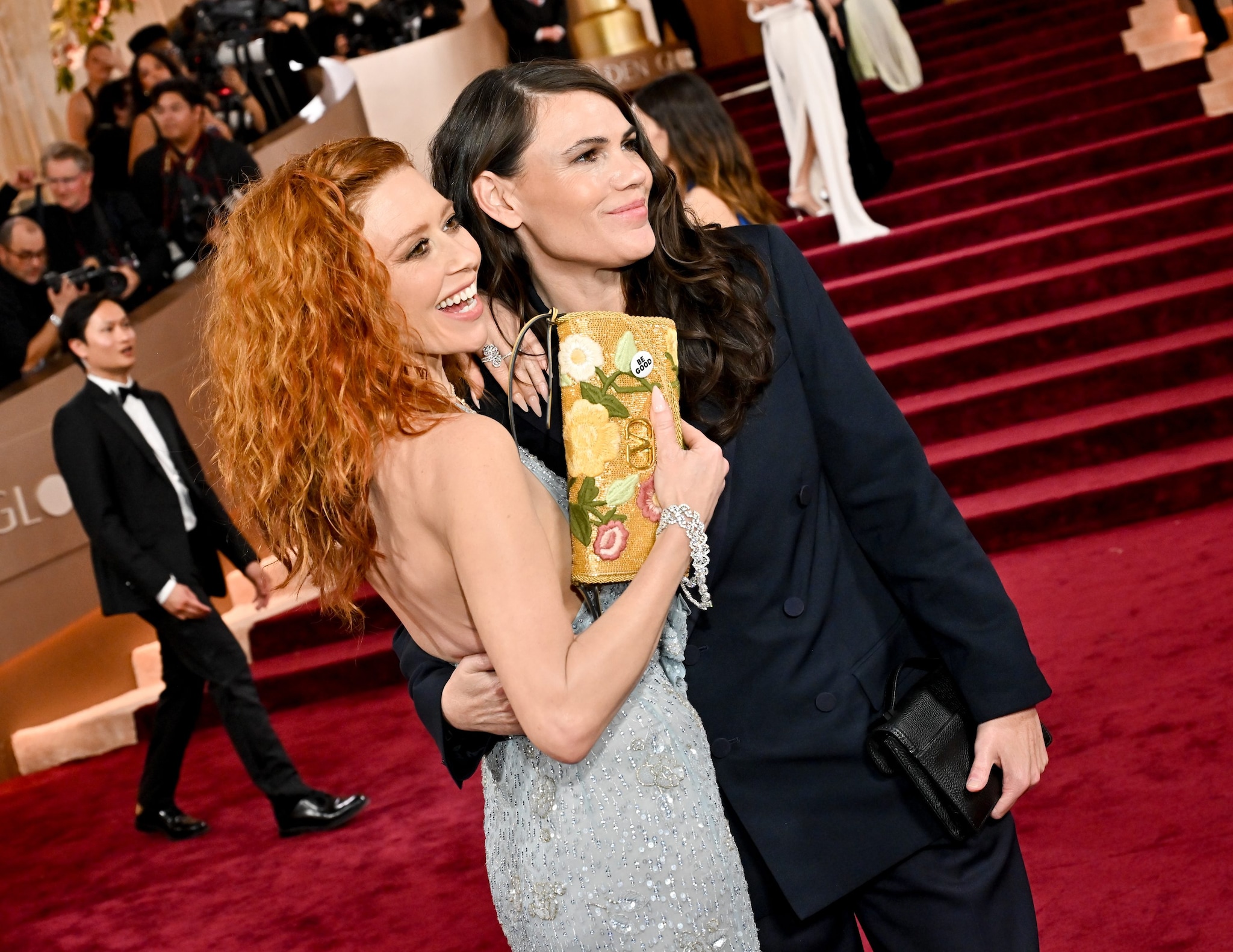 Natasha Lyonne con la spilla "Be Good" sulla borsa