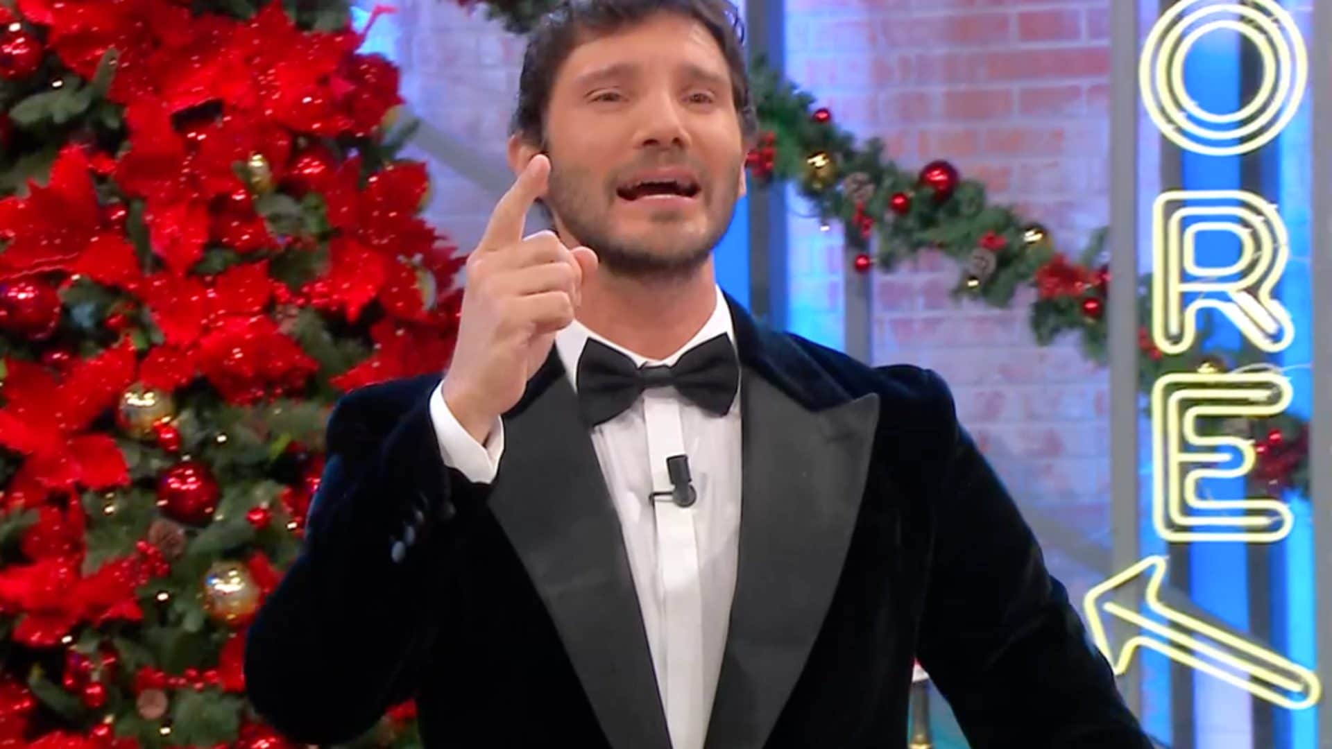 Stefano De Martino cambia look per Affari Tuoi Speciale Lotteria: prima volta in smoking e papillon